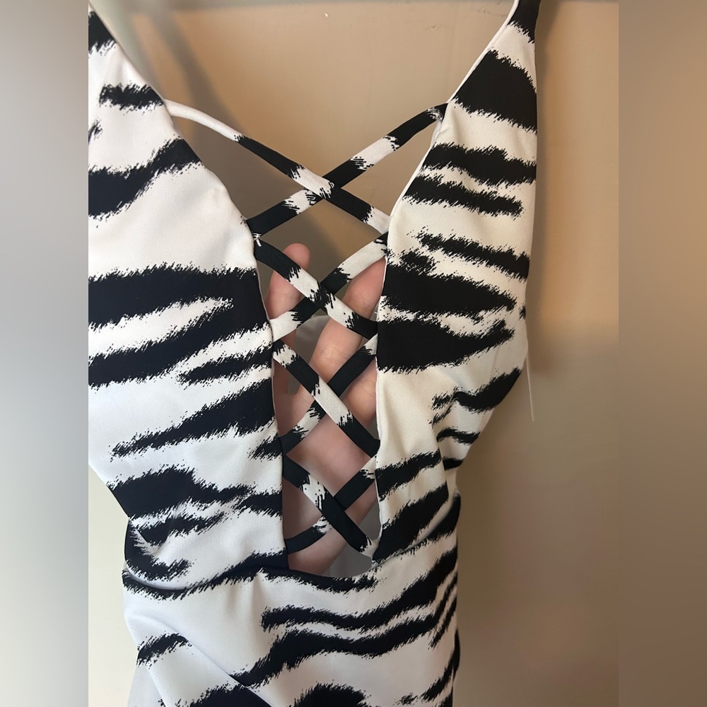 NWT Dippin’ Daisy’s One Bliss Zebra Print One Piece Bathing Suit Size S Swimwear - Picture 4 of 13